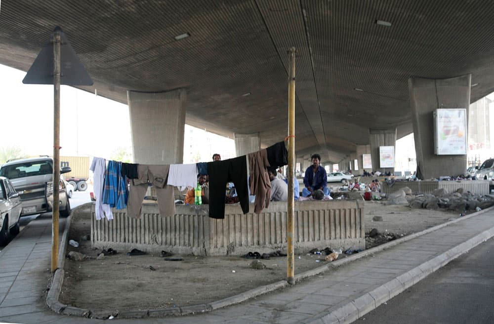 مقيميين بصورة غير شرعية يعيشون تحت جسر شارع الستين في مدينة جدة بانتظار قرار ترحيلهم من المملكة.