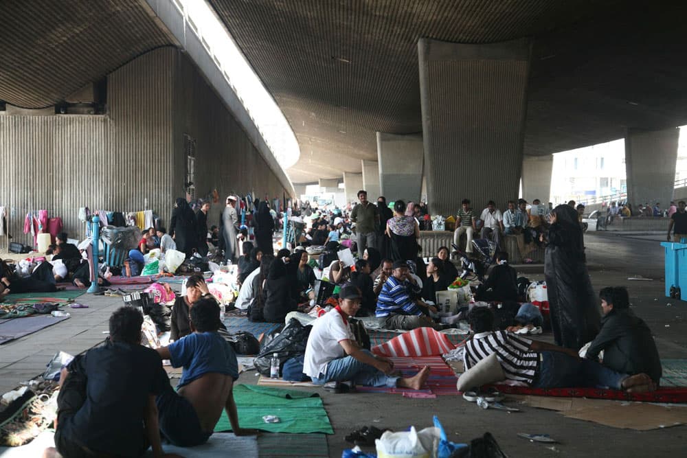 مقيميين بصورة غير شرعية يعيشون تحت جسر شارع الستين في مدينة جدة بانتظار قرار ترحيلهم من المملكة.