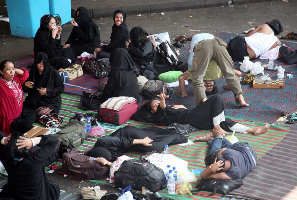 مقيميين بصورة غير شرعية يعيشون تحت جسر شارع الستين في مدينة جدة بانتظار قرار ترحيلهم من المملكة.