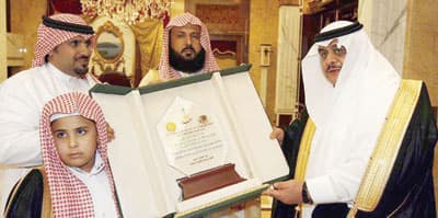 تركي بن سلطان يتسلم جائزة تقديرية من مهرجان أم رقيبة