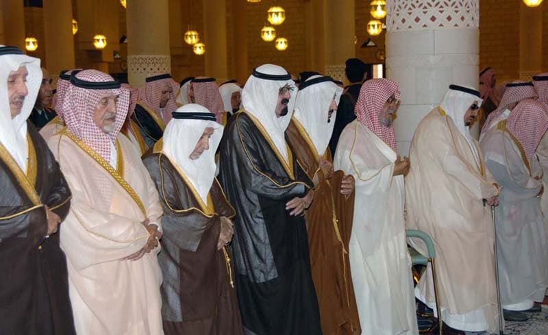الملك يؤدي صلاة الميت على الأميرة هيا بنت عبدالعزيز