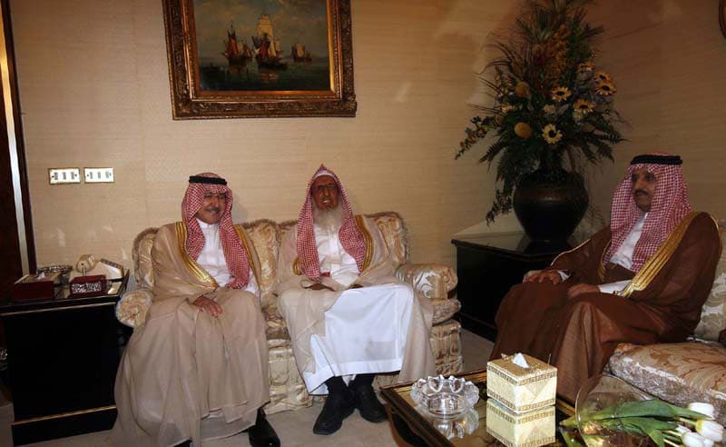 الأمير سطام يستقبل المعزين في الأميرة هيا