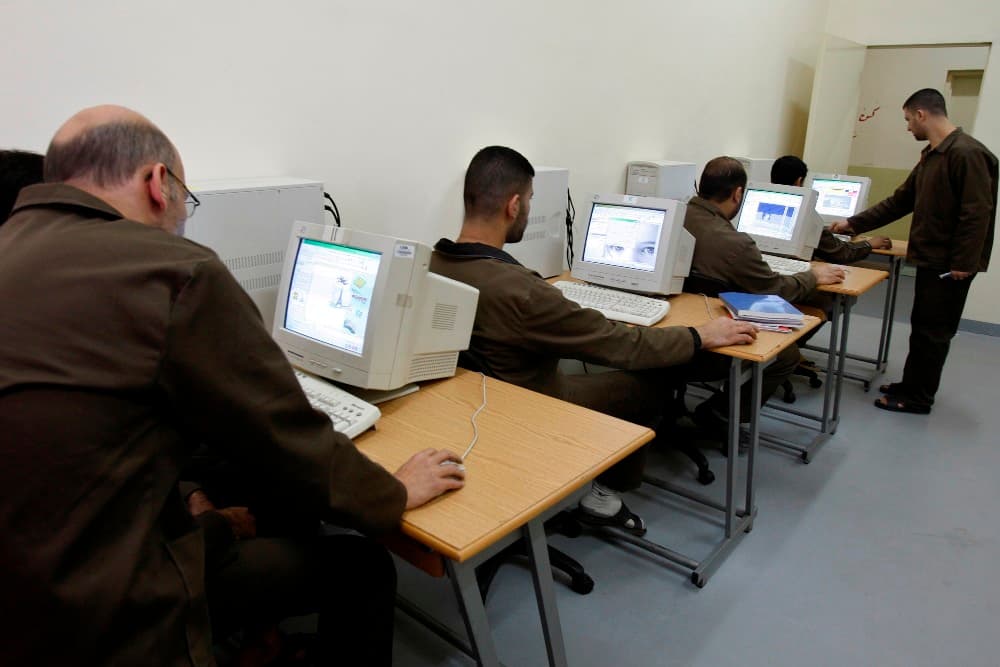 مساجين في مركز إصلاحي - فريد من نوعه في الأردن-  يعاد تأهيلهم عبر تعليمهم فنونا متنوعة كالخط والرسم على أن يتم عرض أعمال السجناء