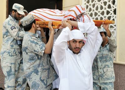 جازان: مقتل رجل أمن وإصابة 14 وإخلاء 3 قرى .. المملكة تتوعد بردع المتسللين من أي جهة كانت