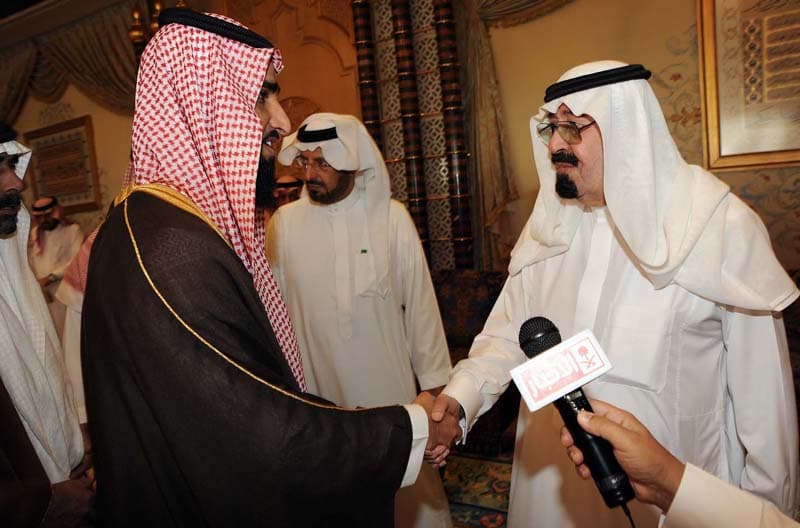 أسرتان تتنازلان أمام خادم الحرمين الشريفين عن قاتلي إبنيهما