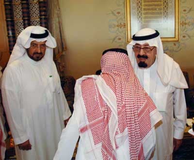 أسرتان تتنازلان أمام خادم الحرمين الشريفين عن قاتلي إبنيهما