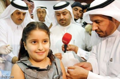 وزير الصحة يطعّم «هناء» لتطمين السعوديين.. ويبدأ الحملة بنفسه