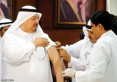 وزير الصحة يطعّم «هناء» لتطمين السعوديين.. ويبدأ الحملة بنفسه