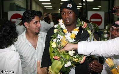 بعثة الاتحاد تصل جدة.. وحشود جماهيرية تمطرهم بالورود