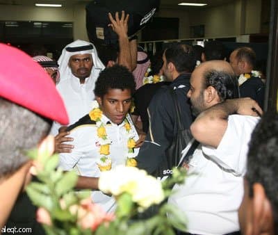 بعثة الاتحاد تصل جدة.. وحشود جماهيرية تمطرهم بالورود