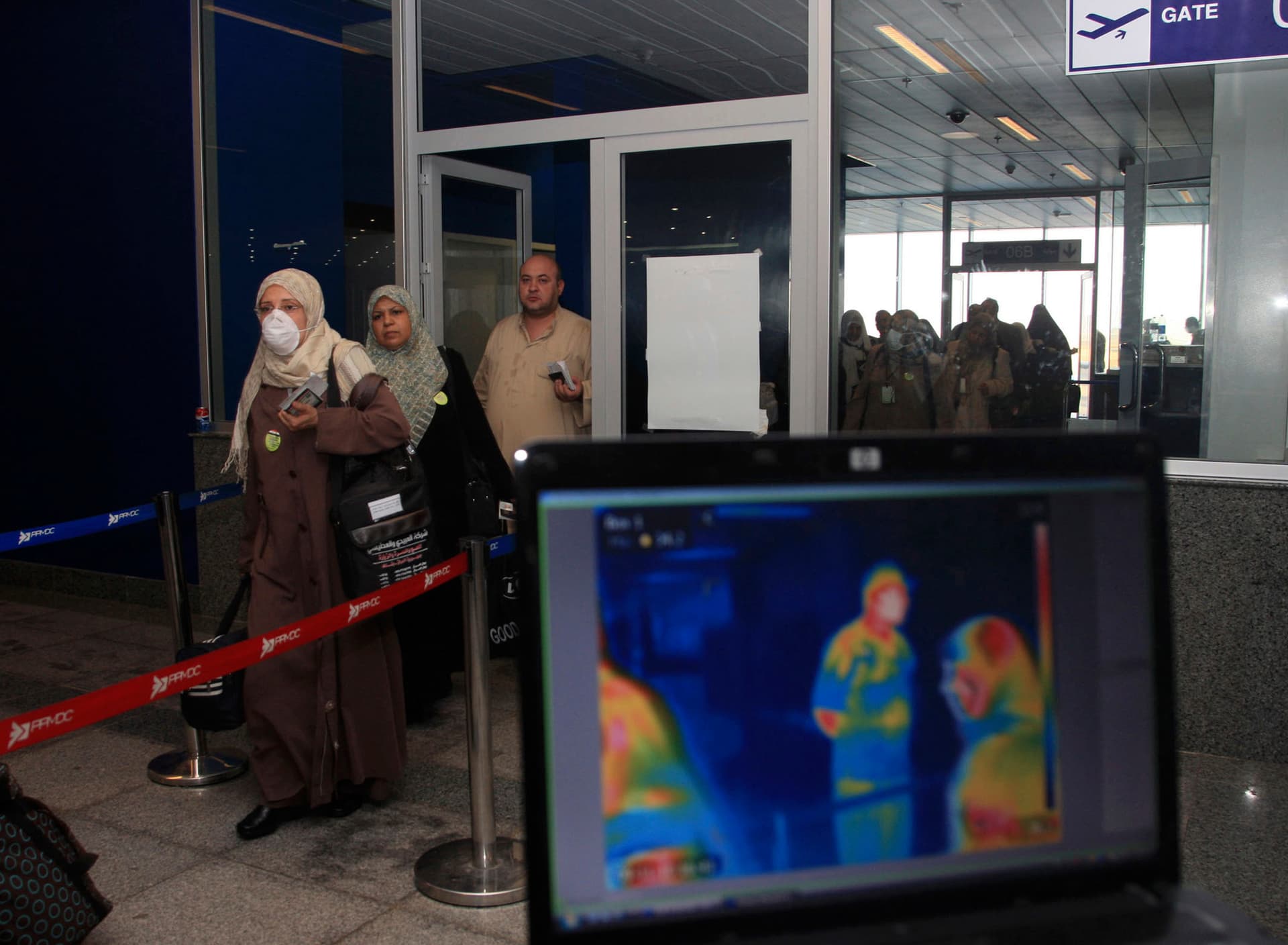 580 ألف حاج وصلوا للمملكة جوا وبرا وبحرا وفي الإطار جمع من الحجاج لدى وصولهم إلى مطار جدة أمس
