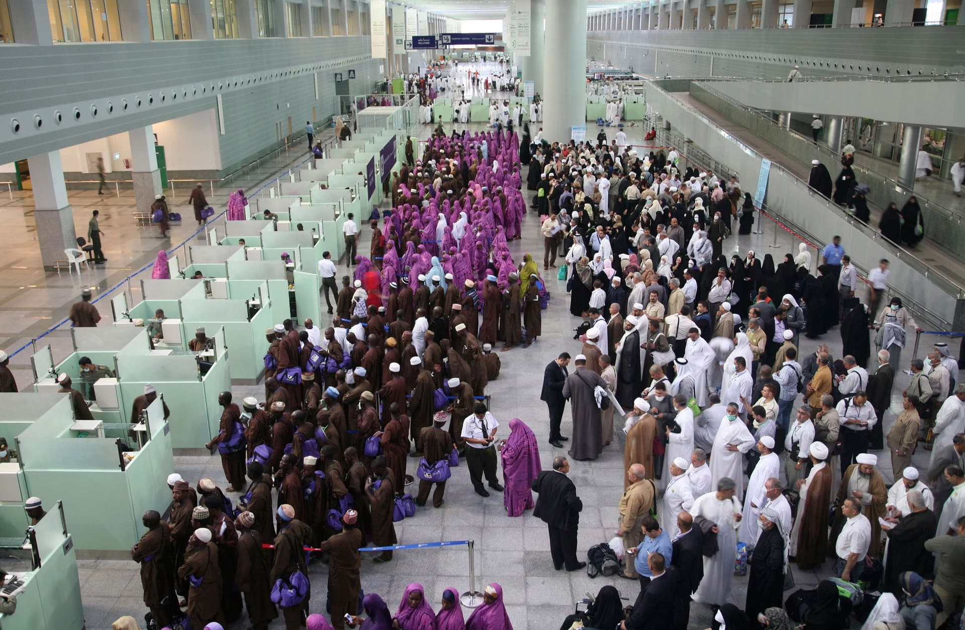 580 ألف حاج وصلوا للمملكة جوا وبرا وبحرا وفي الإطار جمع من الحجاج لدى وصولهم إلى مطار جدة أمس