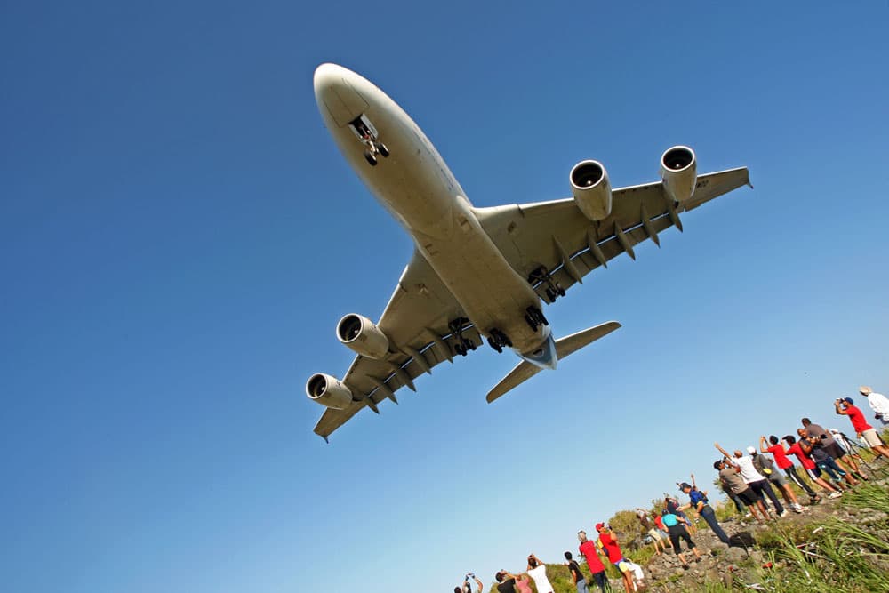 طائرة من طراز ايرباص A380 تحلق فوق جزيرة رينيون في المحيط الهندي خلال مشاركتها في معرضٍٍٍٍٍ للطيران, قبل أن تهبط في مطار رولان غ