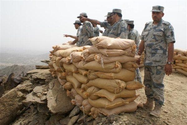 ضبط 17 متسللا في حوزتهم رشاشات وقنابل يدوية و كمية من الذخائر في جازان