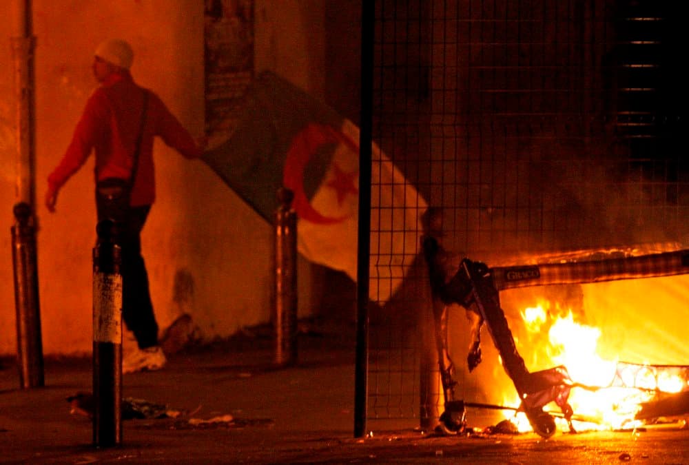 توابع مباراة مصر والجزائر.. مقاطع يوتيوب تهدد المصريين بـ"الذبح"