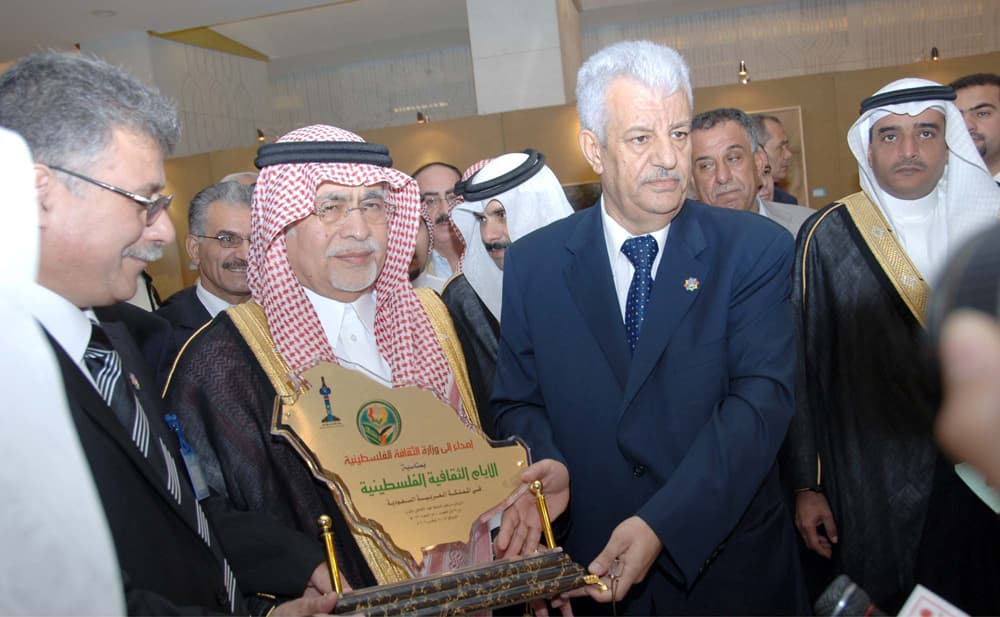 الدكتور عبدالعزيز خوجة وزير الثقافة والإعلام يفتتح الأيام الثقافية الفلسطينية بالمملكة.