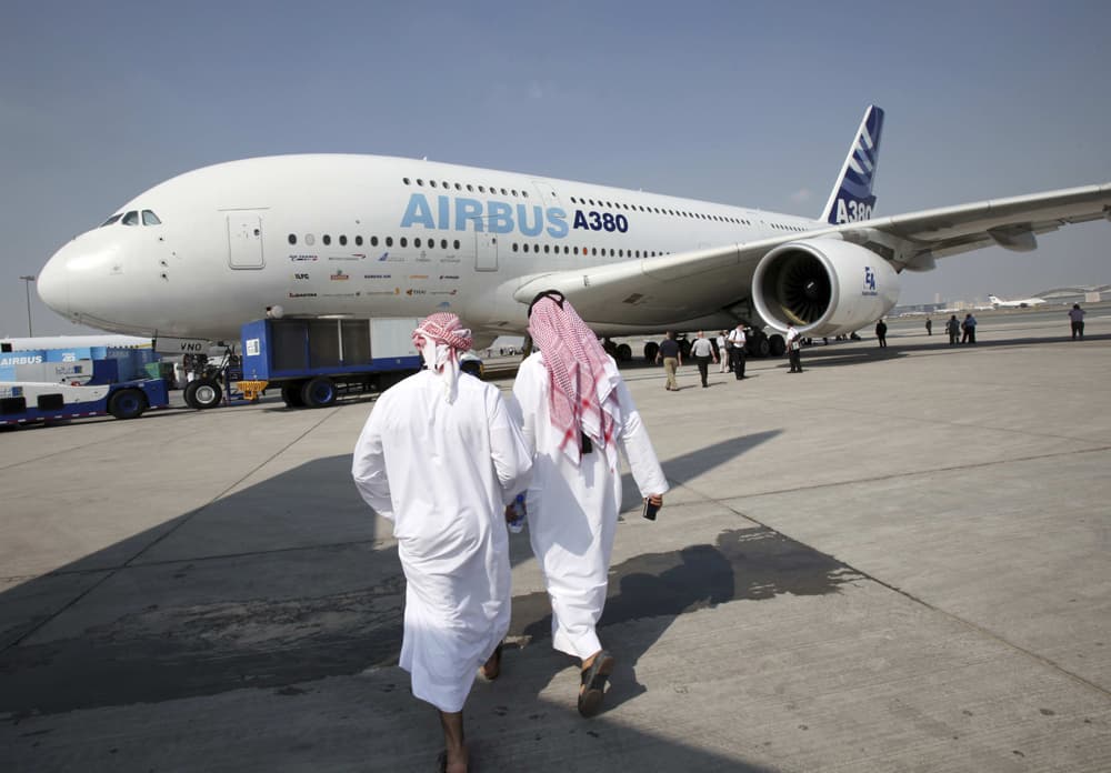 زوار معرض دبي للطيران متجهين لإحدى الطائرات من طراز بوينغ طائرة ايرباص A380 خلال اليوم الثاني من افتتاحه.