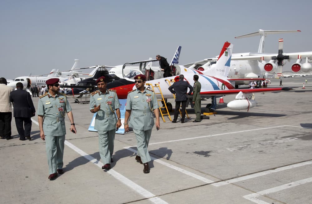 زوار معرض دبي للطيران متجهين لإحدى الطائرات من طراز بوينغ طائرة ايرباص A380 خلال اليوم الثاني من افتتاحه.