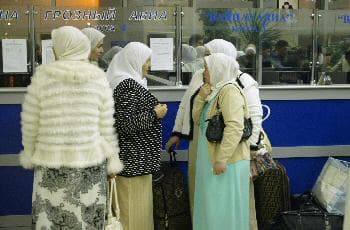 روسيات بانتظار إقلاع طائرتهم إلى  الأراضي المقدسة لأداء فريضة الحج   في غروزني