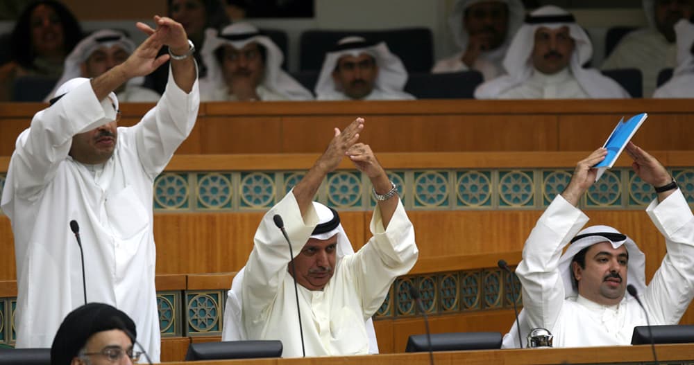 النائب الكويتي عبد الله الرومي، علي الراشد وعبد الرحمن العنجري يتدخلون خلال جلسة البرلمان لمناقشة المقترحات تدعو الحكومة لشراء م