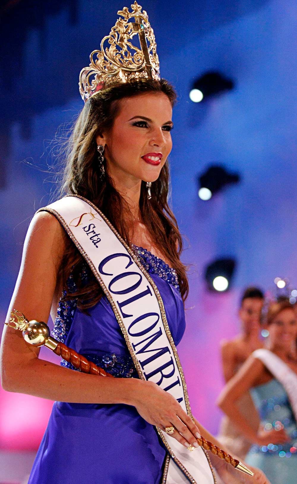 ناتاليا نافارو من مقاطعة بوليفار تبتسم بعد اختيارها ملكة لجمال كولومبيا لعام 2009 في الحفل السنوي الذي يقام في العاصمة الكولومبي