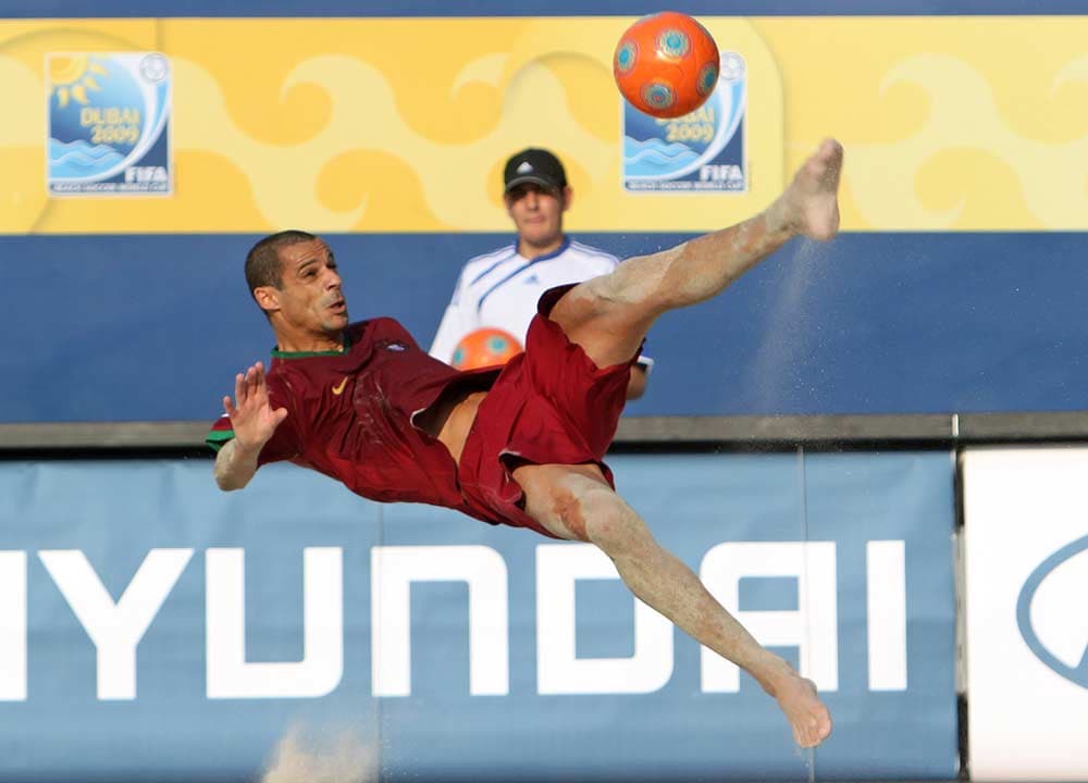 لماجر لاعب المنتخب البرتغالي يلعب الكرة بطريقة اكروباتية ضد أورغواي خلال نهائيات كاس العالم للكرة الشاطئية في دبي