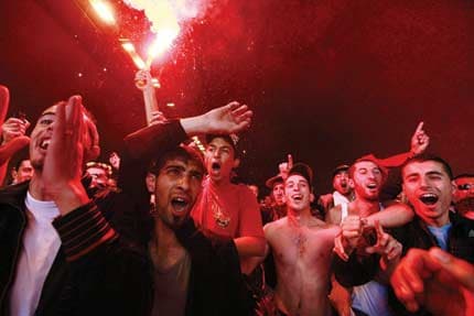 الجزائريون يتوعدون المصريين بأسلحة بيضاء من سوق أم درمان