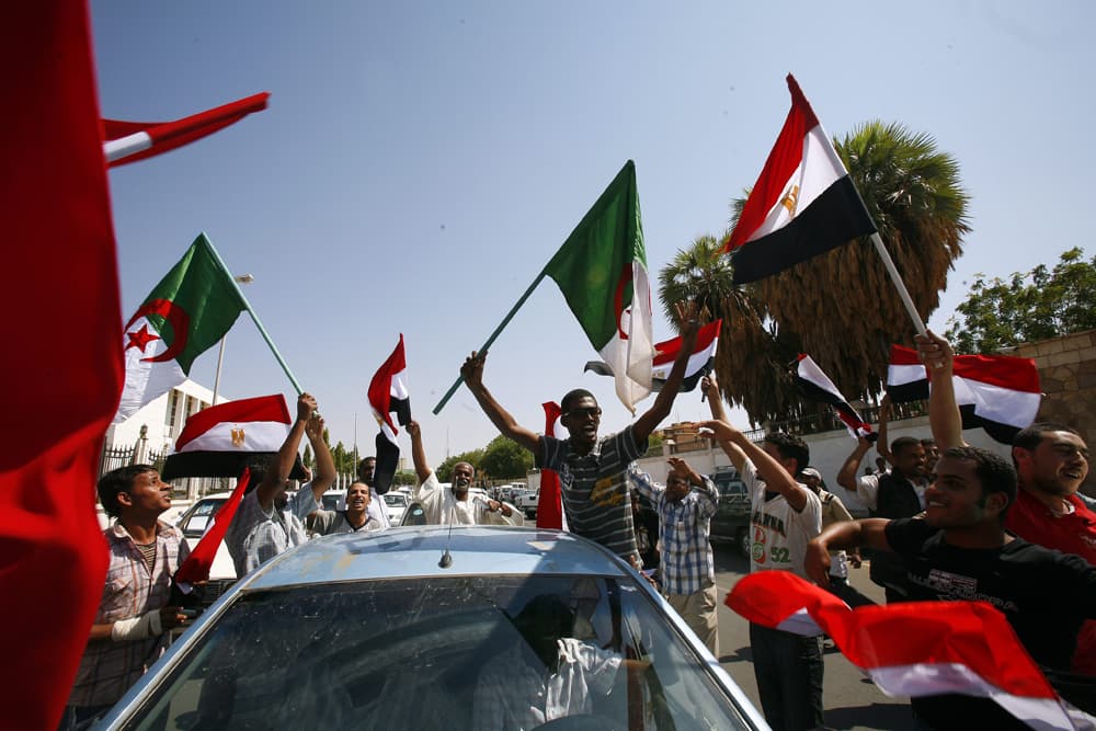 مباراة مصر والجزائر.. مشجع جزائري يقتحم أرض الملعب قبل المباراة بساعات