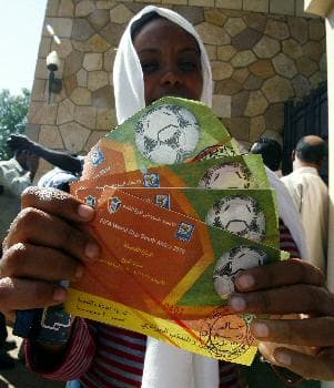 مباراة مصر والجزائر.. مشجع جزائري يقتحم أرض الملعب قبل المباراة بساعات