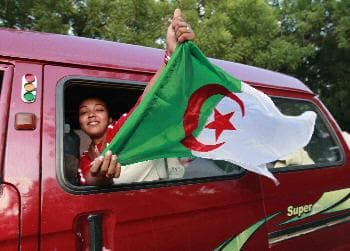 مباراة مصر والجزائر.. مشجع جزائري يقتحم أرض الملعب قبل المباراة بساعات