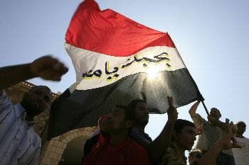 مباراة مصر والجزائر.. مشجع جزائري يقتحم أرض الملعب قبل المباراة بساعات