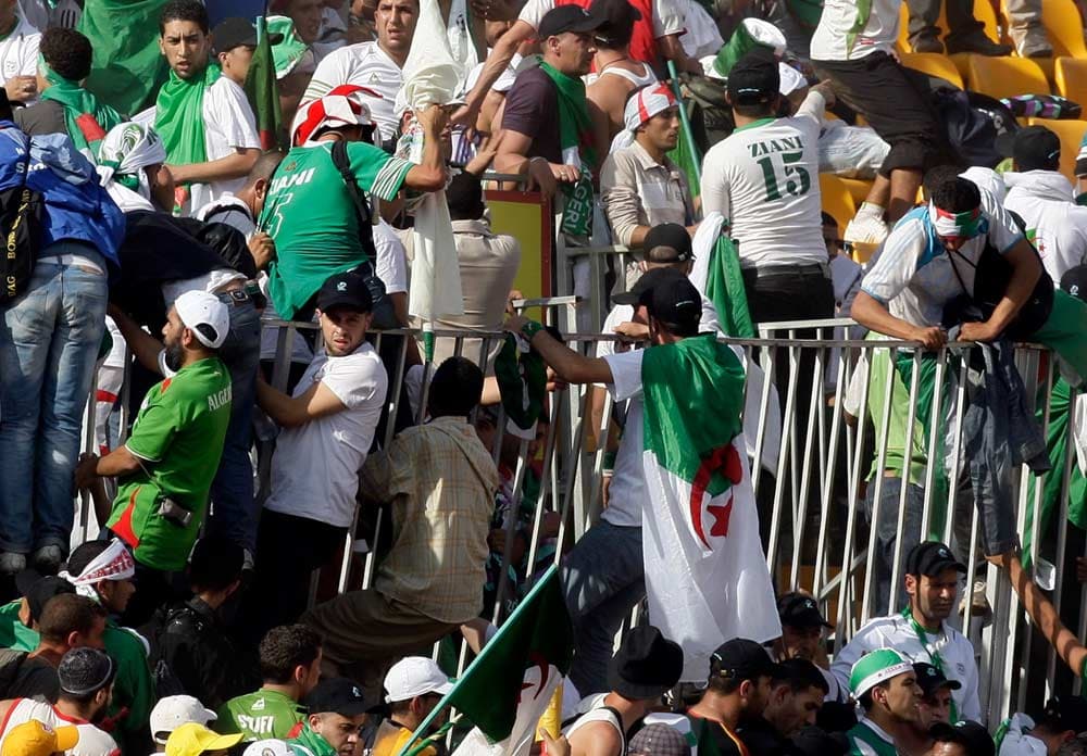 مباراة مصر والجزائر.. مشجع جزائري يقتحم أرض الملعب قبل المباراة بساعات