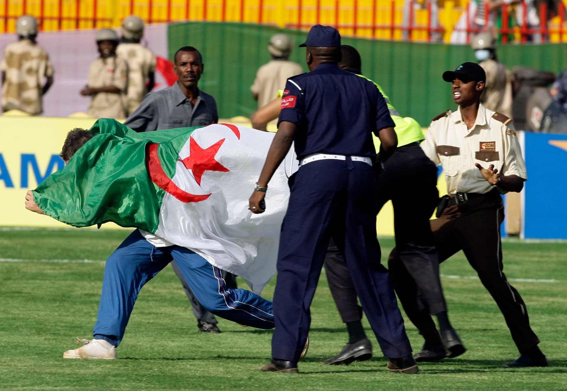 مباراة مصر والجزائر.. مشجع جزائري يقتحم أرض الملعب قبل المباراة بساعات