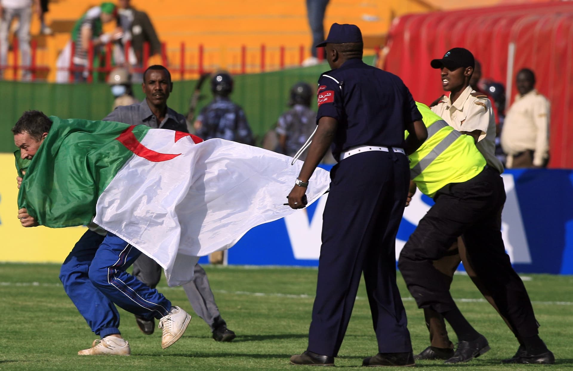 مباراة مصر والجزائر.. مشجع جزائري يقتحم أرض الملعب قبل المباراة بساعات