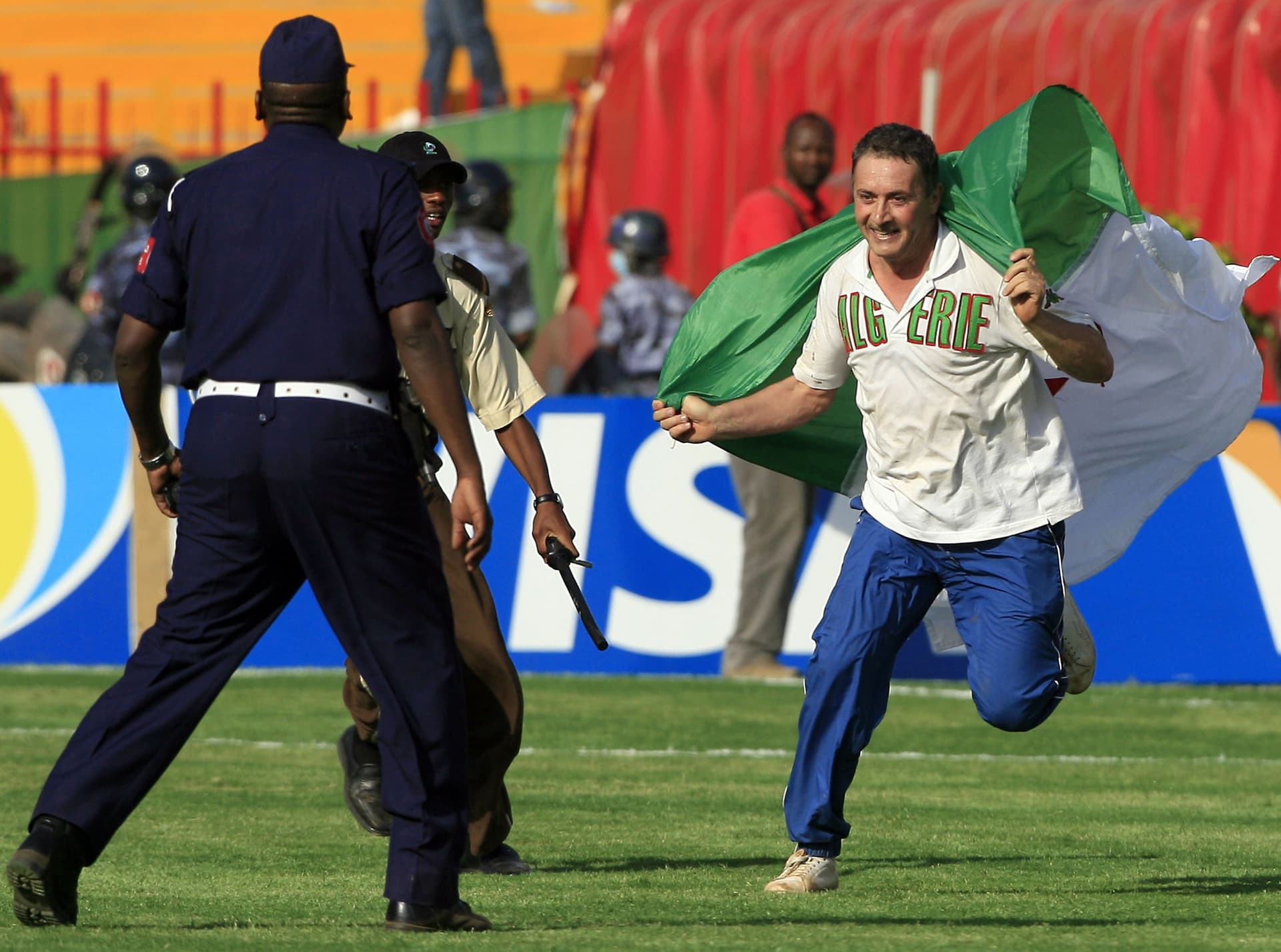 مباراة مصر والجزائر.. مشجع جزائري يقتحم أرض الملعب قبل المباراة بساعات