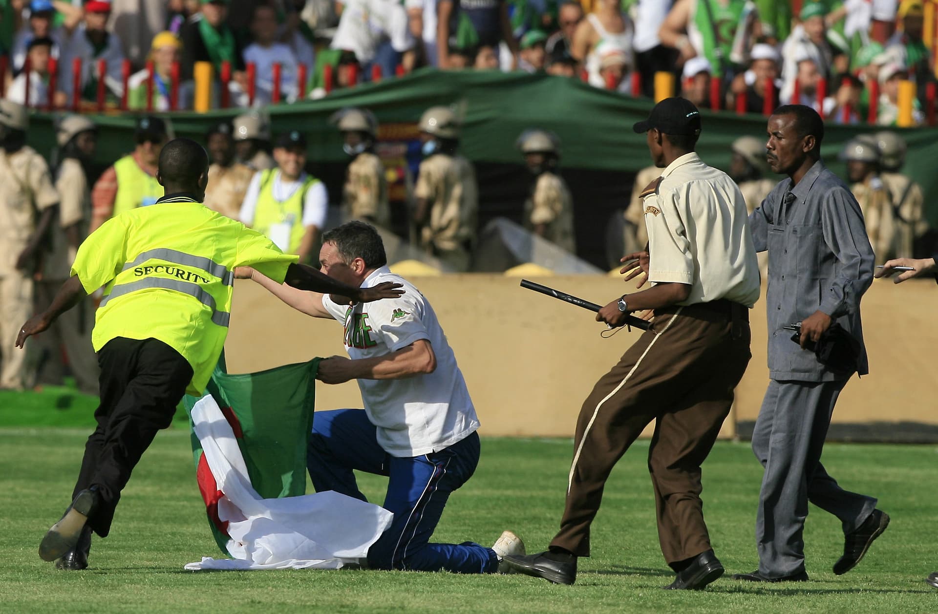 مباراة مصر والجزائر.. مشجع جزائري يقتحم أرض الملعب قبل المباراة بساعات