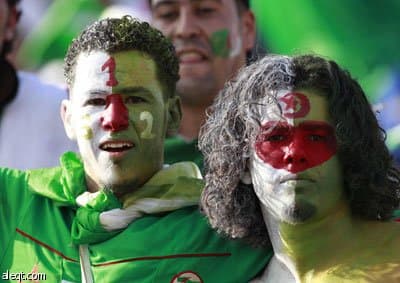 مباراة مصر والجزائر.. مشجع جزائري يقتحم أرض الملعب قبل المباراة بساعات