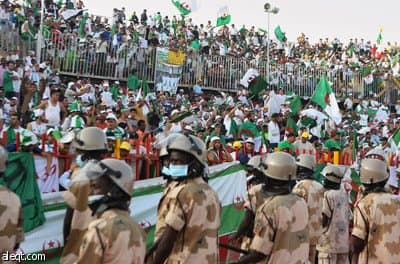 مباراة مصر والجزائر.. مشجع جزائري يقتحم أرض الملعب قبل المباراة بساعات