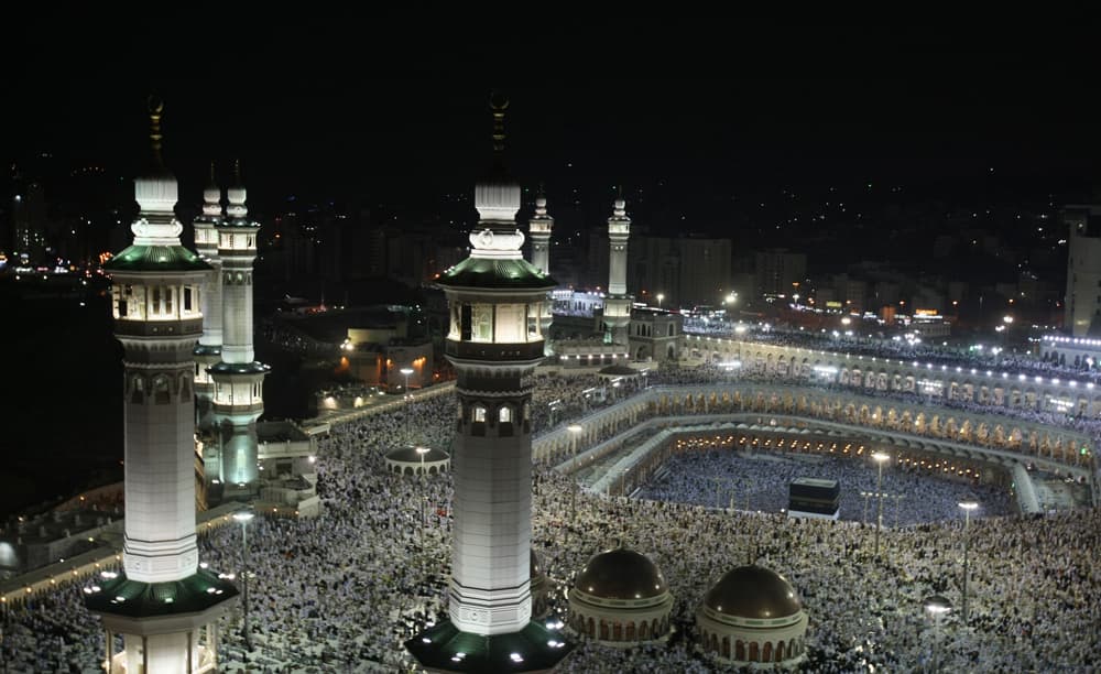 صورة التقطت للحرم المكي أمس عند صلاة العشاء