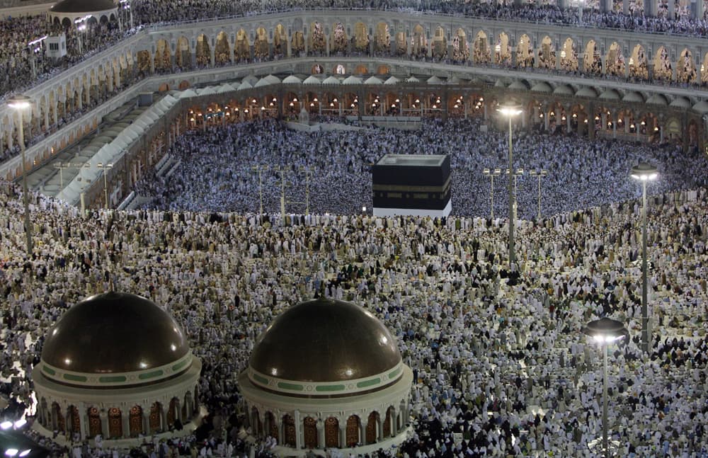 صورة التقطت للحرم المكي أمس عند صلاة العشاء