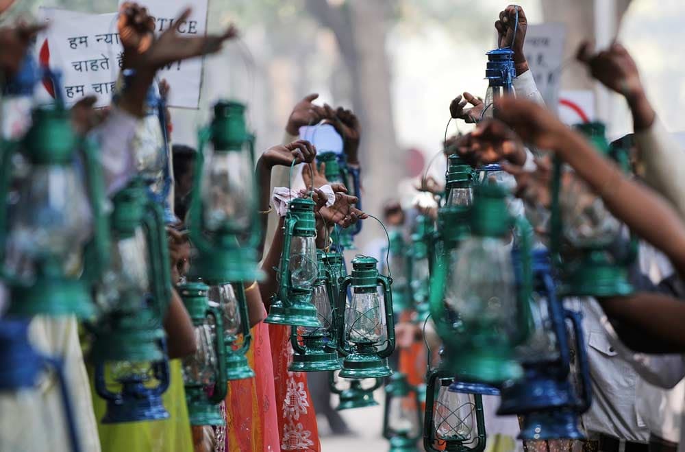 مزارعون هنود من مدينة فيدهاربا يرفعون عقداً من الفوانيس خلال مظاهرة احتجاج خارج وزارة العدل في نيو دلهي