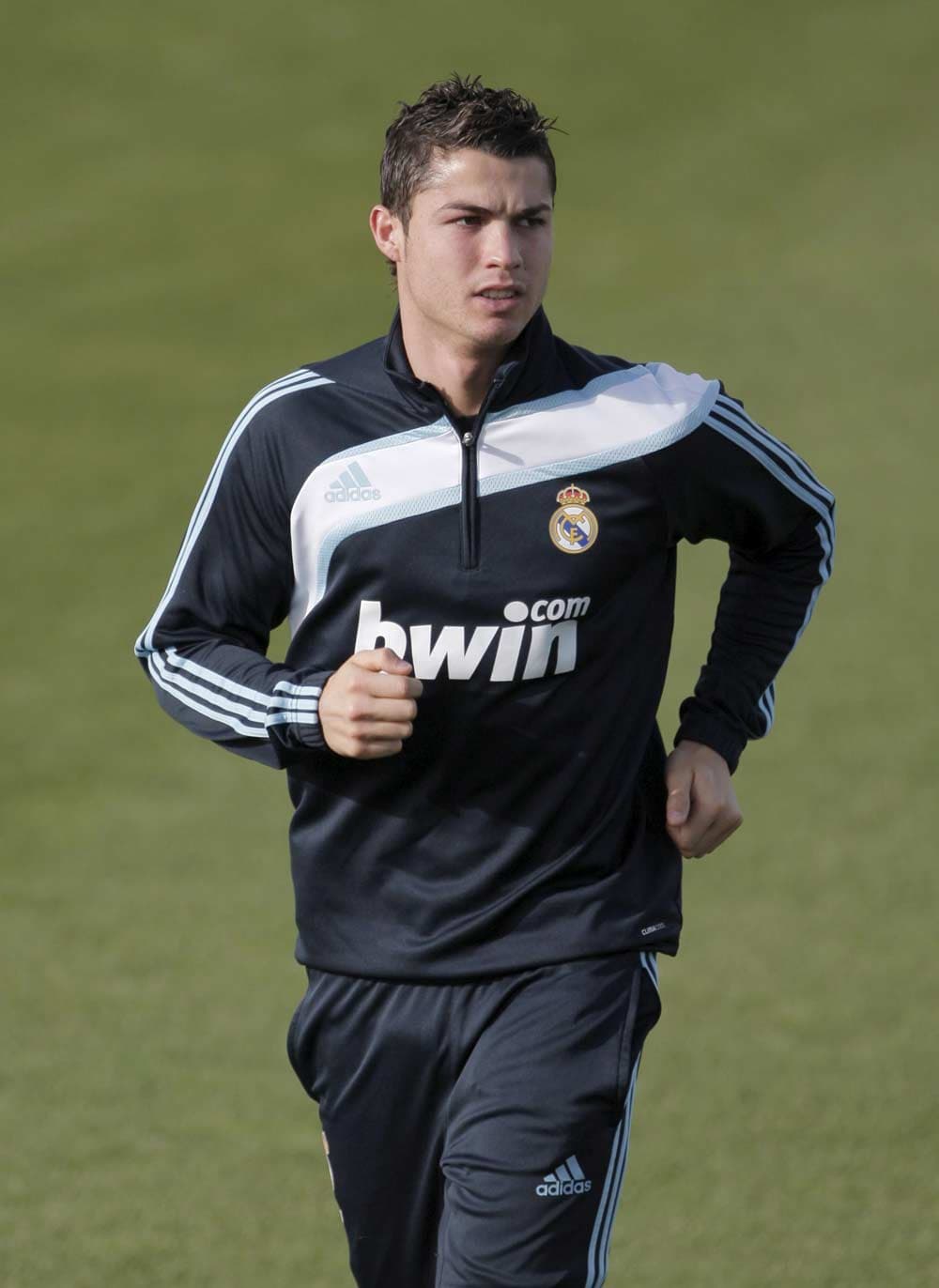نجم ريال مدريد كريستيانو رونالدو يشارك في تمارين فريقه بعد عودته من الإصابة استعداداً للمباراة أمام راسينغ سانتاندر على ملعب سان
