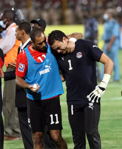 بعد مباراة مصر والجزائر.. الفنانون المصريون يقاطعون المهرجانات الجزائرية و سقوط 14 قتيلا و254 جريحا في احتفالات الجزائر