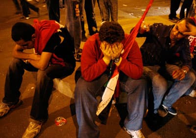 بعد مباراة مصر والجزائر.. الفنانون المصريون يقاطعون المهرجانات الجزائرية و سقوط 14 قتيلا و254 جريحا في احتفالات الجزائر