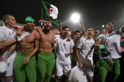 بعد مباراة مصر والجزائر.. الفنانون المصريون يقاطعون المهرجانات الجزائرية و سقوط 14 قتيلا و254 جريحا في احتفالات الجزائر