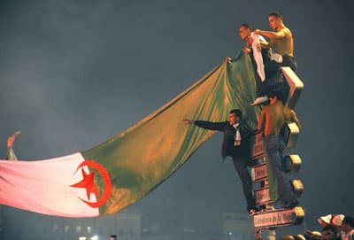 بعد مباراة مصر والجزائر.. الفنانون المصريون يقاطعون المهرجانات الجزائرية و سقوط 14 قتيلا و254 جريحا في احتفالات الجزائر