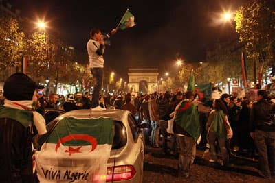 بعد مباراة مصر والجزائر.. الفنانون المصريون يقاطعون المهرجانات الجزائرية و سقوط 14 قتيلا و254 جريحا في احتفالات الجزائر