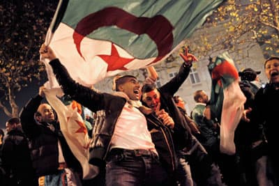 بعد مباراة مصر والجزائر.. الفنانون المصريون يقاطعون المهرجانات الجزائرية و سقوط 14 قتيلا و254 جريحا في احتفالات الجزائر