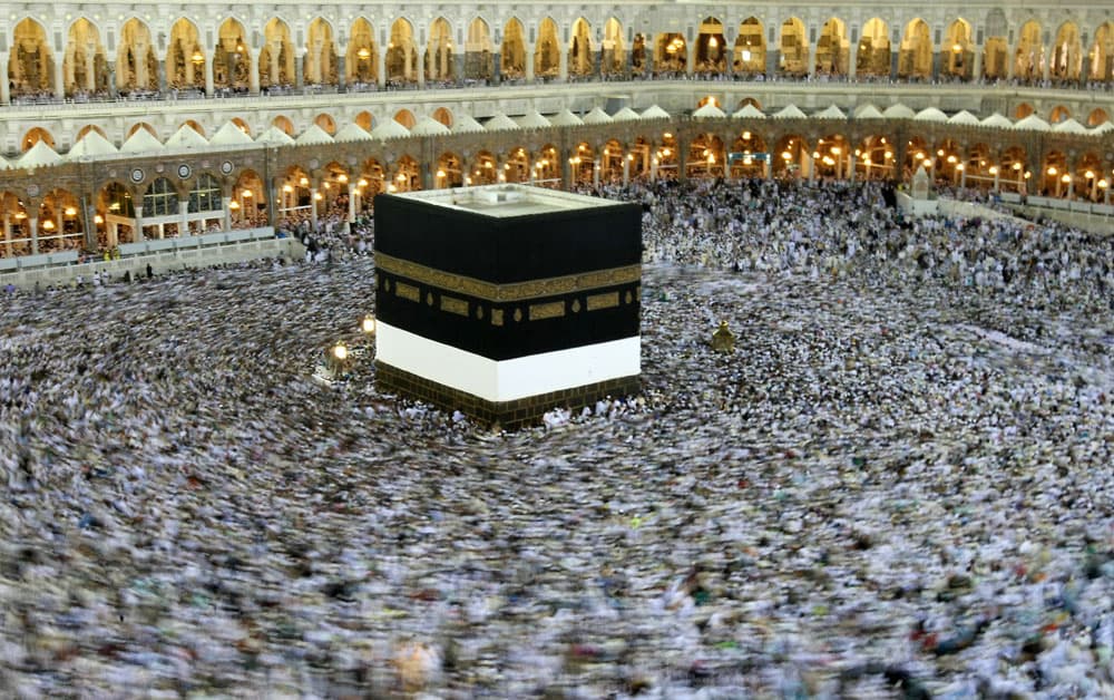 الكعبة المشرفة كما بدت ليلة أمس وقبل أسبوع واحد فقط من الوقوف على صعيد عرفات الطاهر حيث شارف عقد الحجاج القادمين من 160 دولة في 