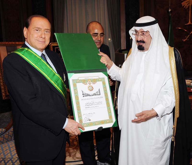 خادم الحرمين الشريفين يقلد رئيس وزراء ايطاليا وشاح الملك عبدالعزيز من الطبقة الأولى